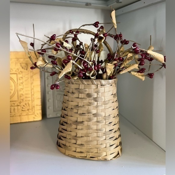 Decorative basket with dried berry spray - Picture 1 of 4